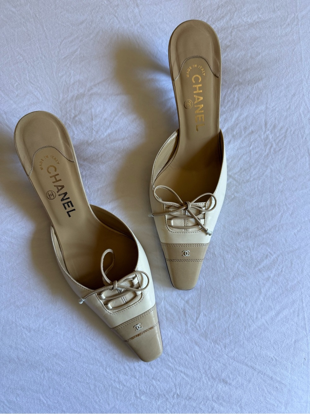 CHANEL Vintage Rare Cream and Beige Leather Pointed Mule with Bow and CC logo - Picture 12 of 13